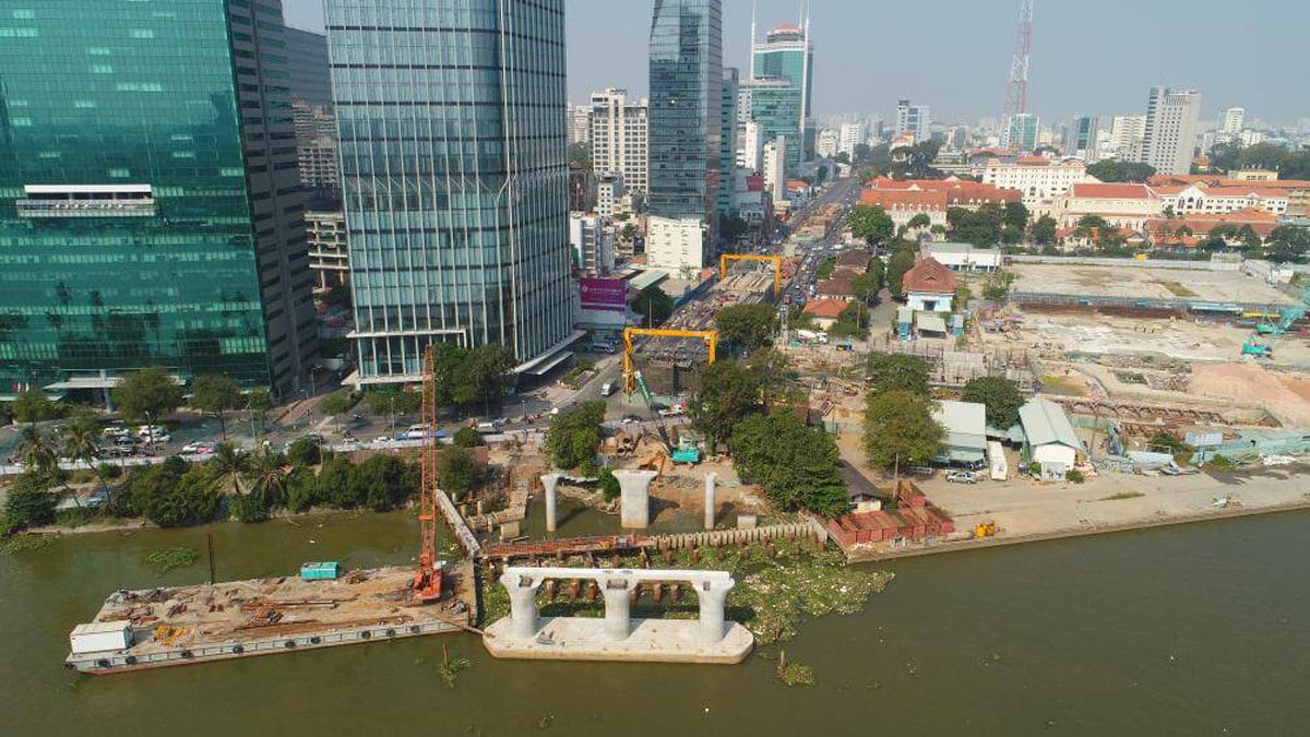 Phía bờ quận 1 nhà thầu đã thi công các trụ ra giữa sông, nhưng trên bờ vẫn còn vướng mặt bằng Phía bờ quận 1 nhà thầu đã thi công các trụ ra giữa sông, nhưng trên bờ vẫn còn vướng mặt bằng