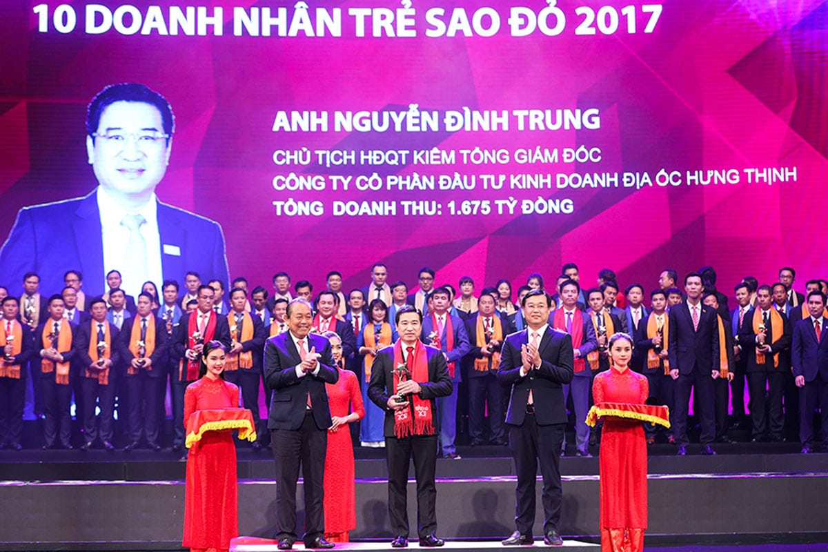 New Galaxy Nha Trang Chủ Tịch Nguyễn Đình Trung Vinh Dự Đón Nhận Giải Thưởng Top 10 Doanh Nhân Trẻ Sao Đỏ 2017 - New Galaxy Nha Trang