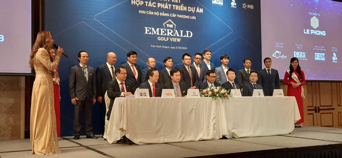 K&yacute; kết hợp t&aacute;c chiến lược
