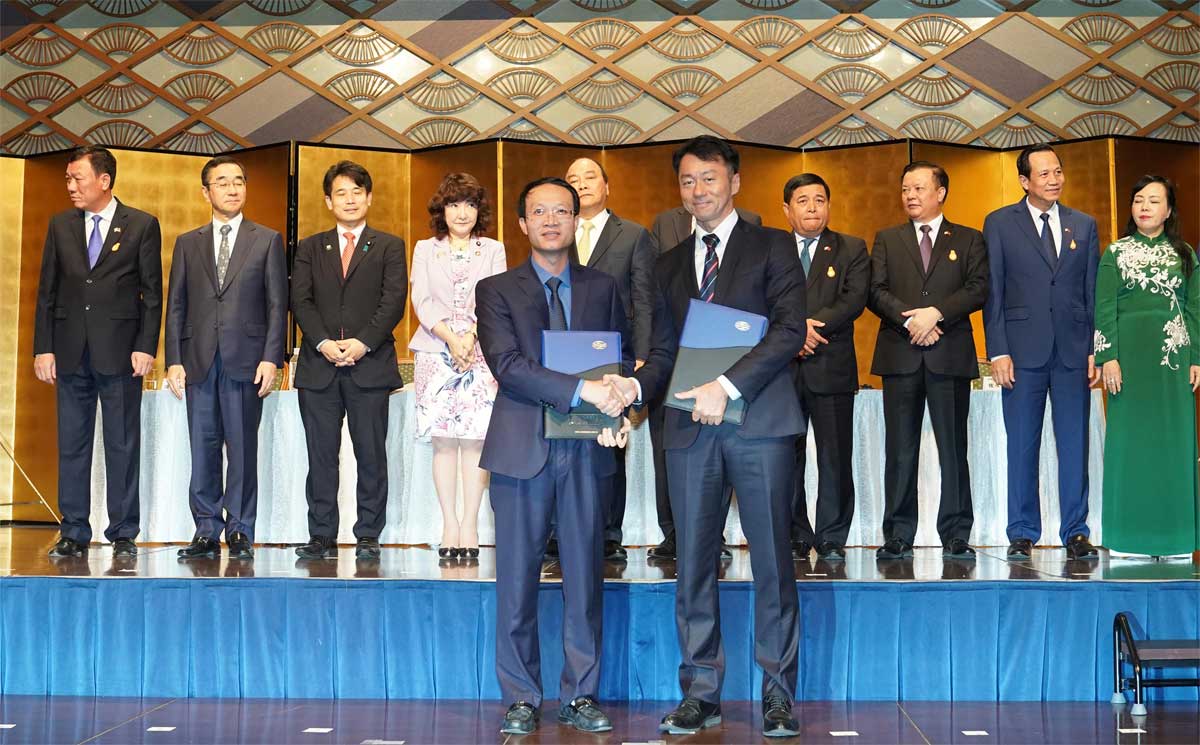Ông Dương Văn Mậu, Phó Tổng Giám đốc Tổng công ty CP VINACONEX (trái) và Ông Kokichi Mori, Giám đốc cấp cao Tập đoàn UT Ông Dương Văn Mậu, Phó Tổng Giám đốc Tổng công ty CP VINACONEX (trái) và Ông Kokichi Mori, Giám đốc cấp cao Tập đoàn UT