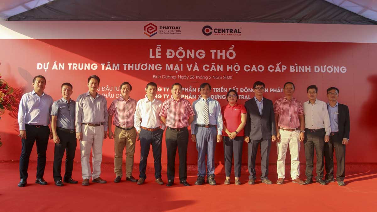 Ông Nguyễn Văn Đạt chụp ảnh lưu niệm với BLĐ Phát Đạt và Central Ông Nguyễn Văn Đạt chụp ảnh lưu niệm với BLĐ Phát Đạt và Central