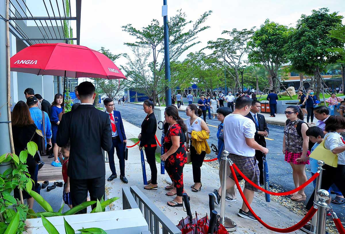 khach hang vao tham quan nha pho mau the standard central park binh duong - The Standard&nbsp;Central Park