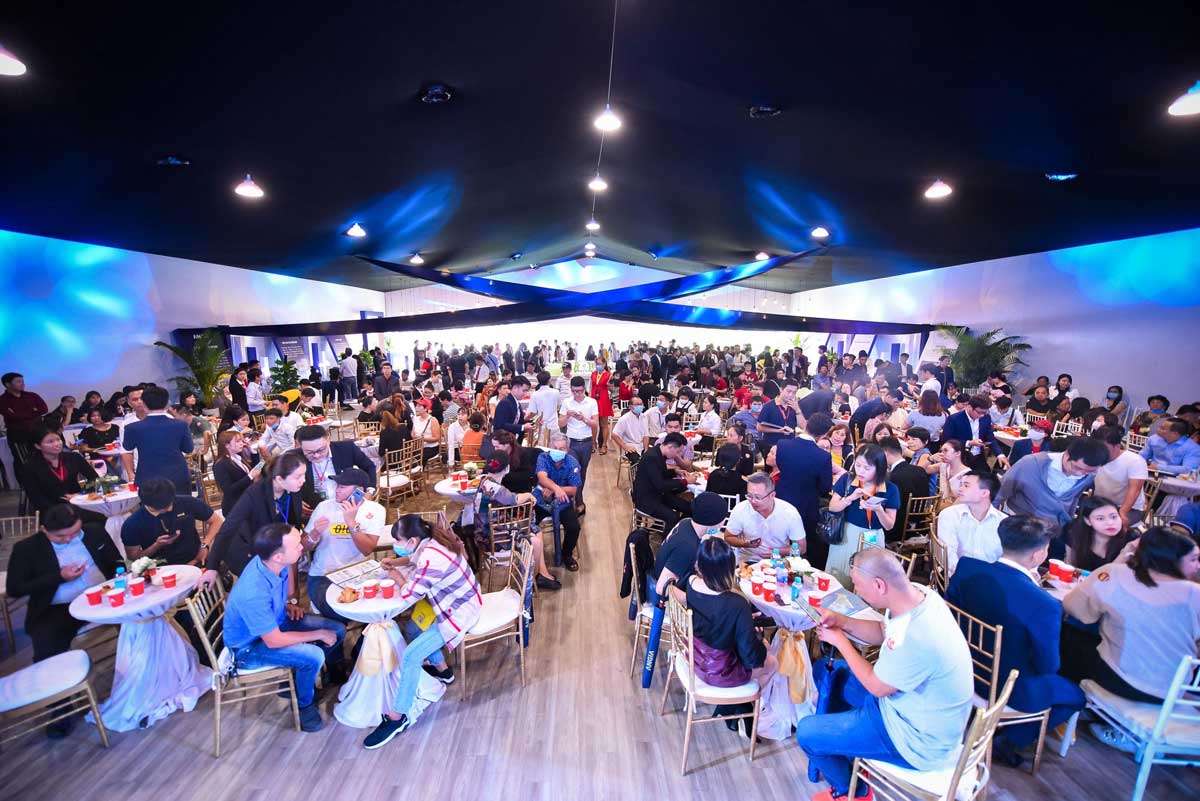 toan bo khach hang tham gia khai truong nha pho mau the standard central park binh duong - The Standard&nbsp;Central Park