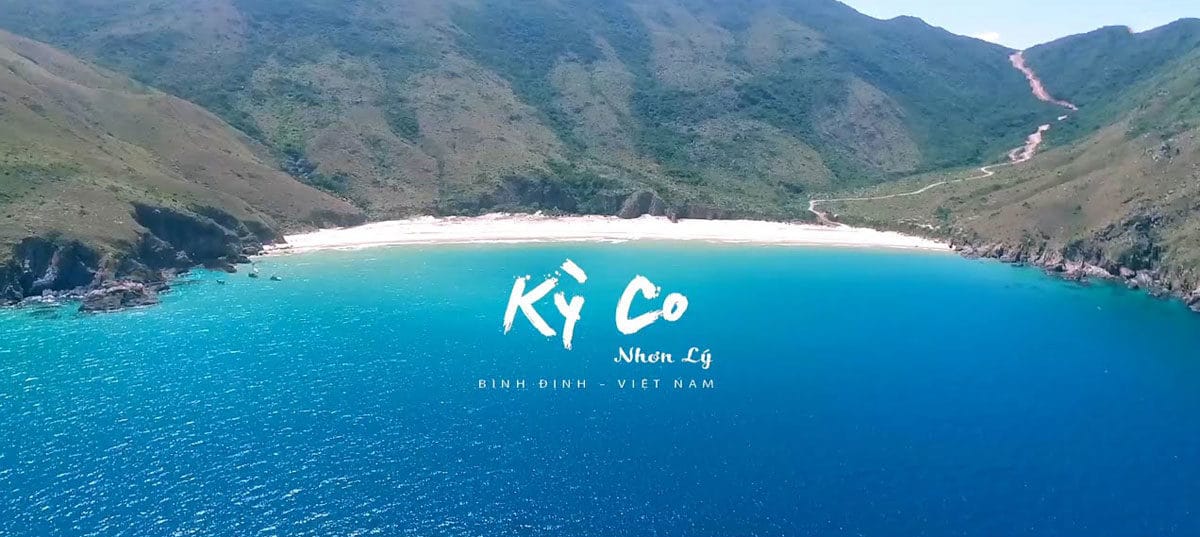 Kỳ Co nằm cách trung tâm thành phố Quy Nhơn (Bình Định) hơn 20km về phía Đông Nam