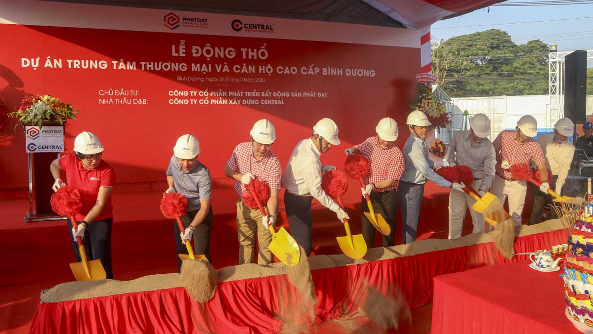 Ban lãnh đạo Phát Đạt và Central cùng thực hiện nghi thức xúc cát khởi công