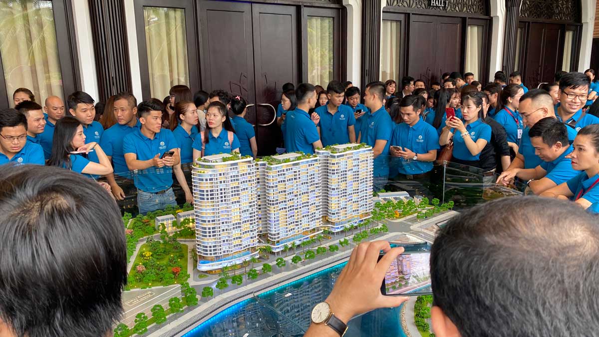 Đông đảo Sales tham quan Sa Bàn tại Lễ ra quân Dự án The Aston Luxury Residence Nha Trang